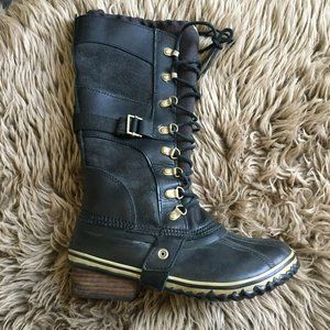 Sorel black rubber & suede laced heeled boots - size 6.5